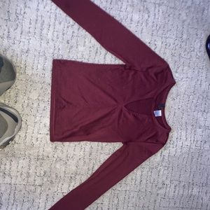 Long sleeve maroon tight cropped shirt
